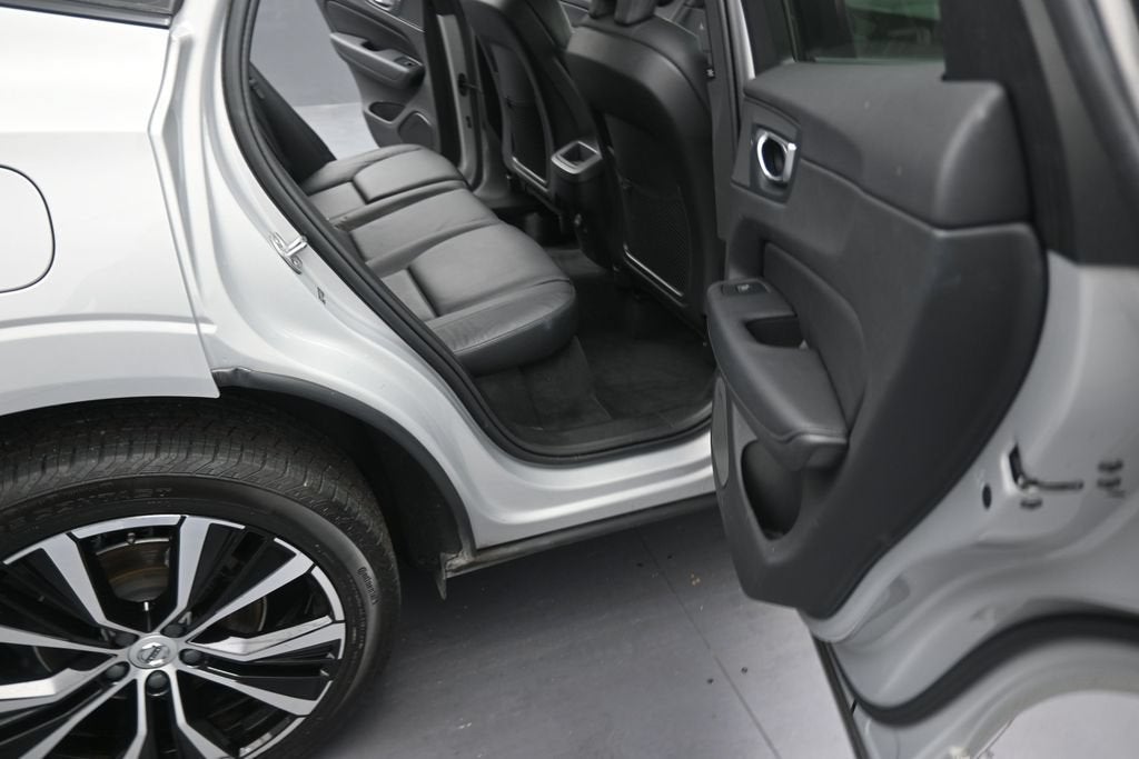2024 Volvo XC60 Plus Dark Theme