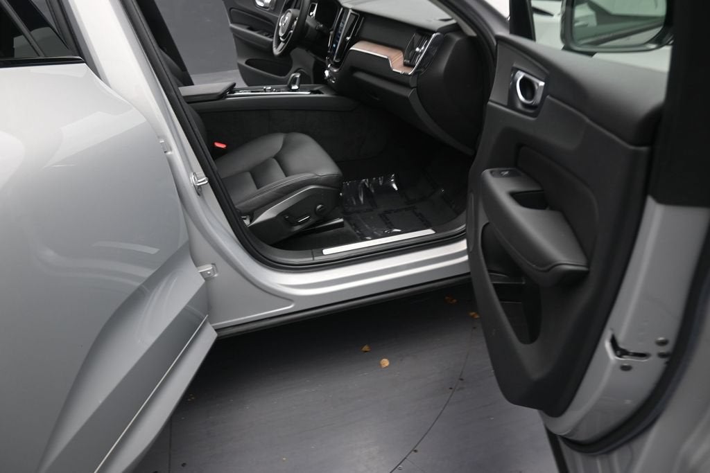 2024 Volvo XC60 Plus Dark Theme