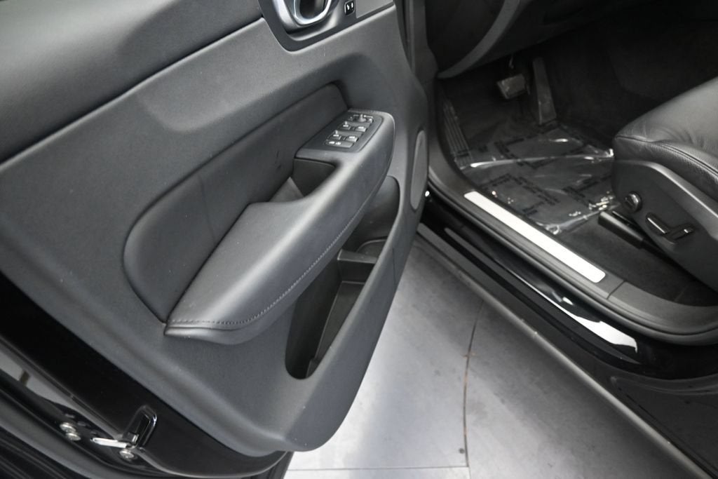 2024 Volvo XC60 Plus Dark Theme