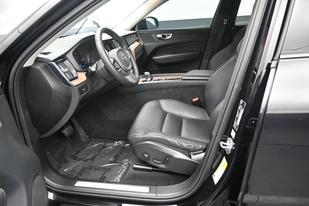 2024 Volvo XC60 Plus Dark Theme