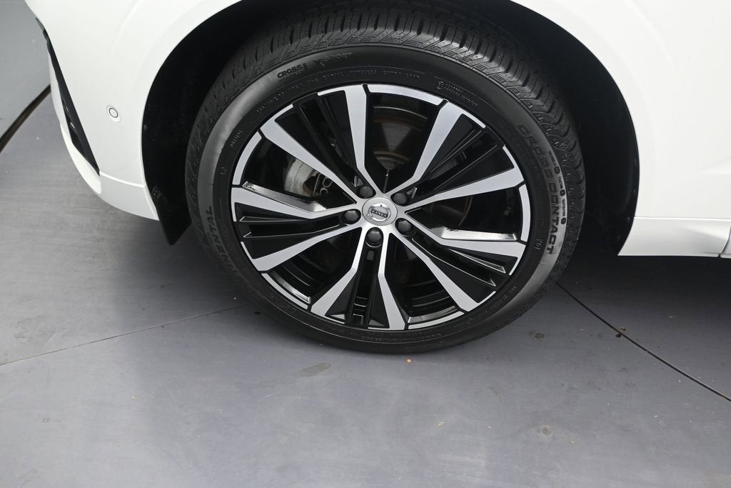 2024 Volvo XC60 Plus Dark Theme