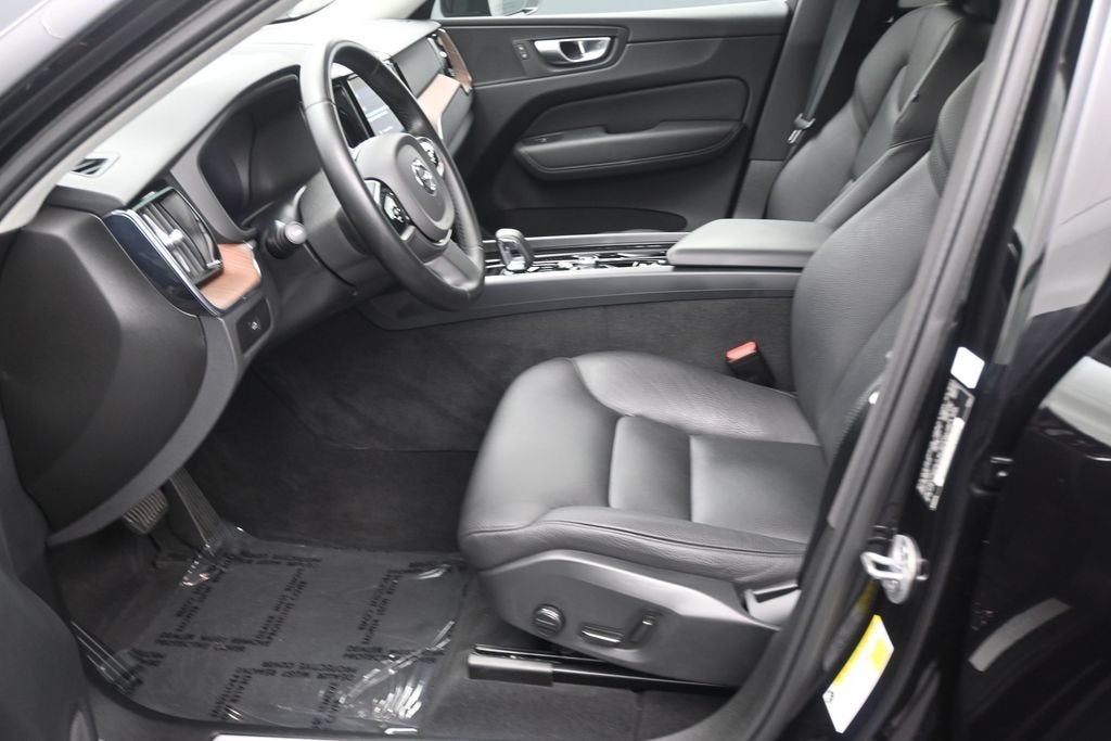 2024 Volvo XC60 Plus Dark Theme
