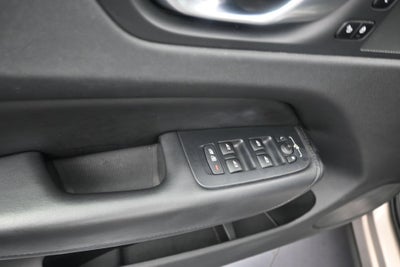 2024 Volvo XC60 Plus Dark Theme
