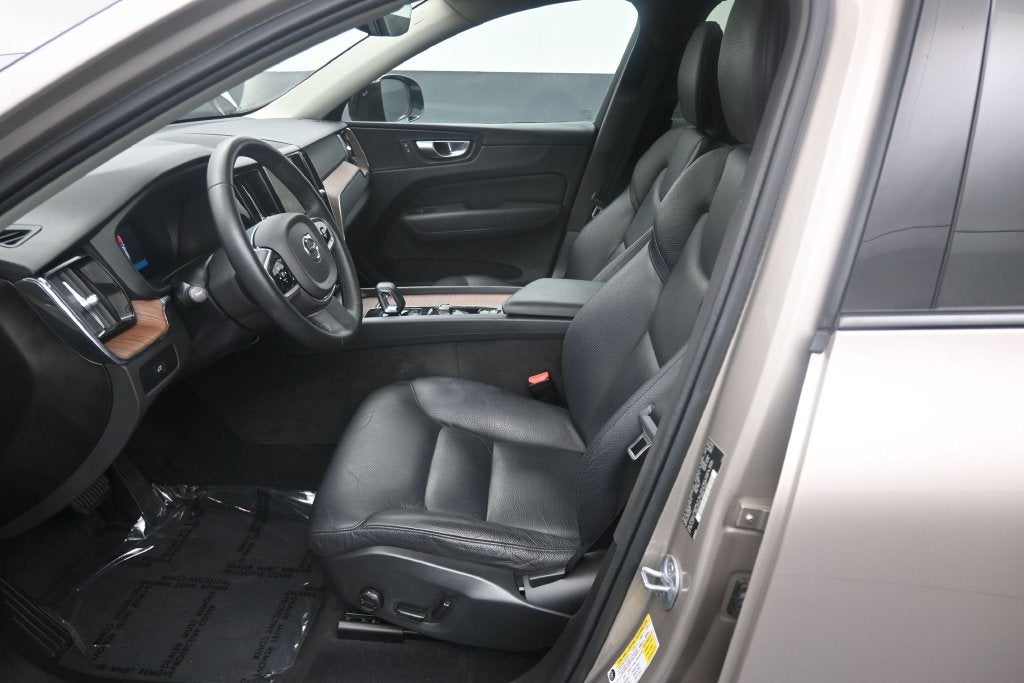 2024 Volvo XC60 Plus Dark Theme