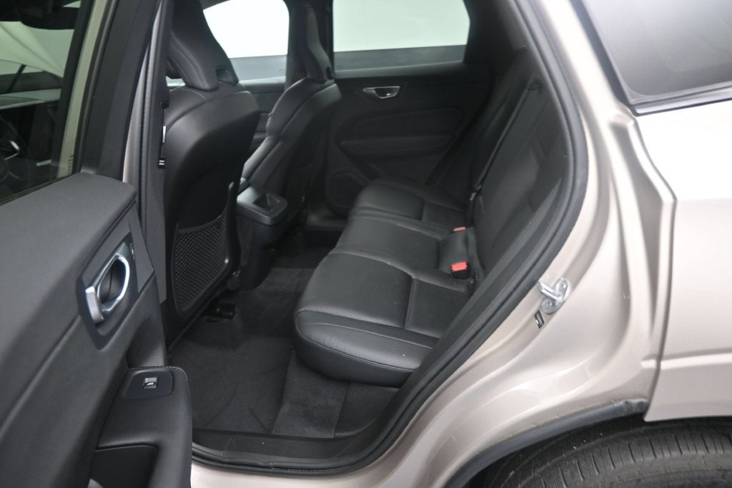 2024 Volvo XC60 Plus Dark Theme