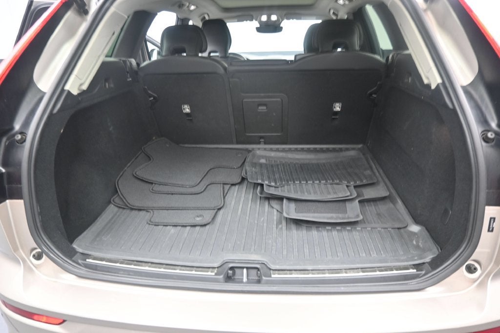 2024 Volvo XC60 Plus Dark Theme