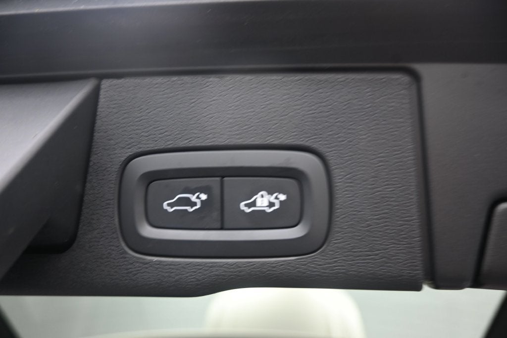 2024 Volvo XC60 Plus Dark Theme