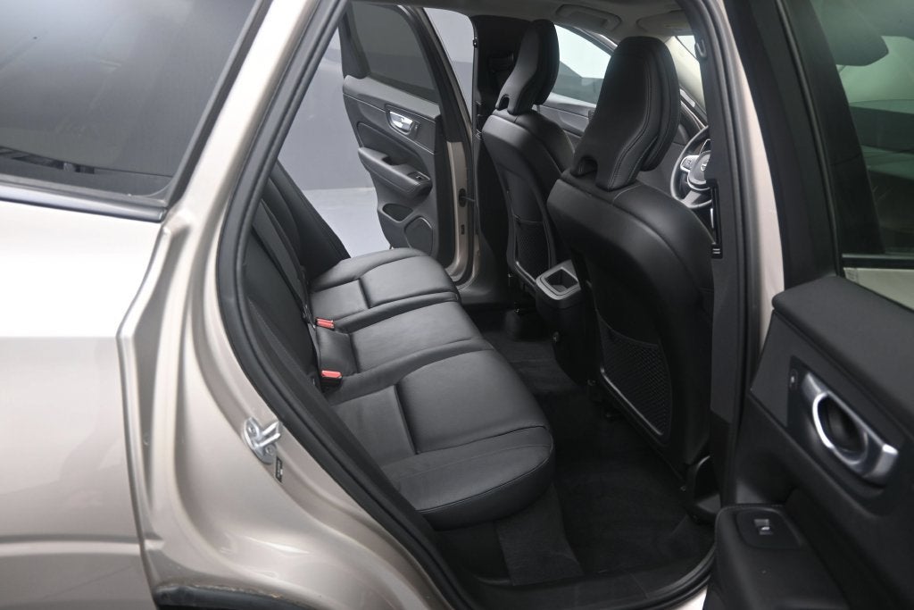 2024 Volvo XC60 Plus Dark Theme