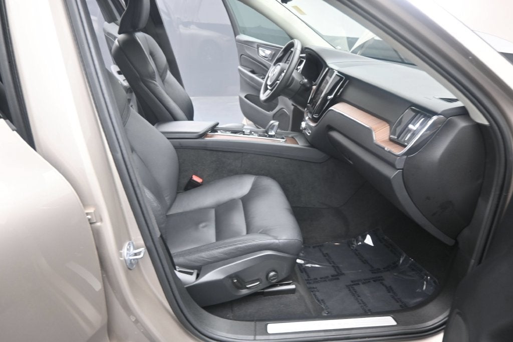 2024 Volvo XC60 Plus Dark Theme