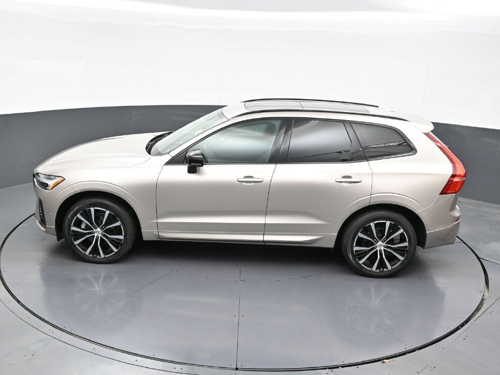 2024 Volvo XC60 Plus Dark Theme