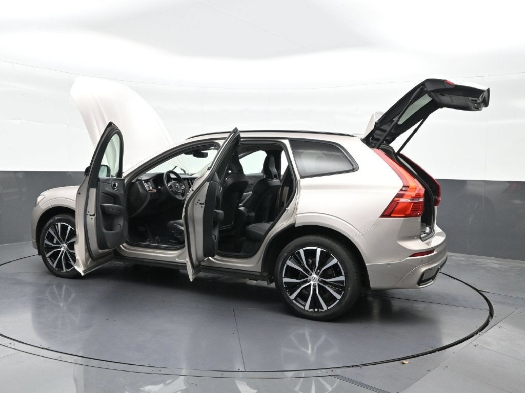 2024 Volvo XC60 Plus Dark Theme