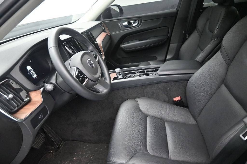 2024 Volvo XC60 B5 Plus Dark Theme