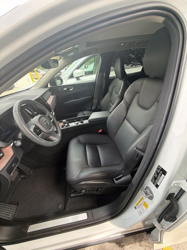 2024 Volvo XC60 B5 Plus Dark Theme