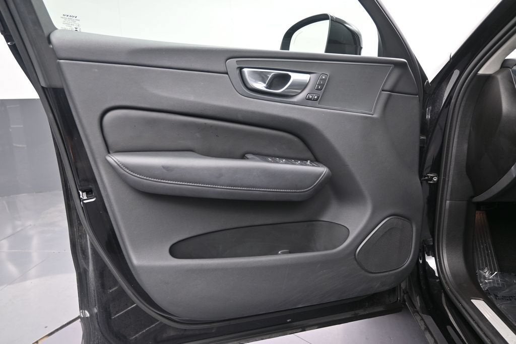 2024 Volvo XC60 Plus Dark Theme