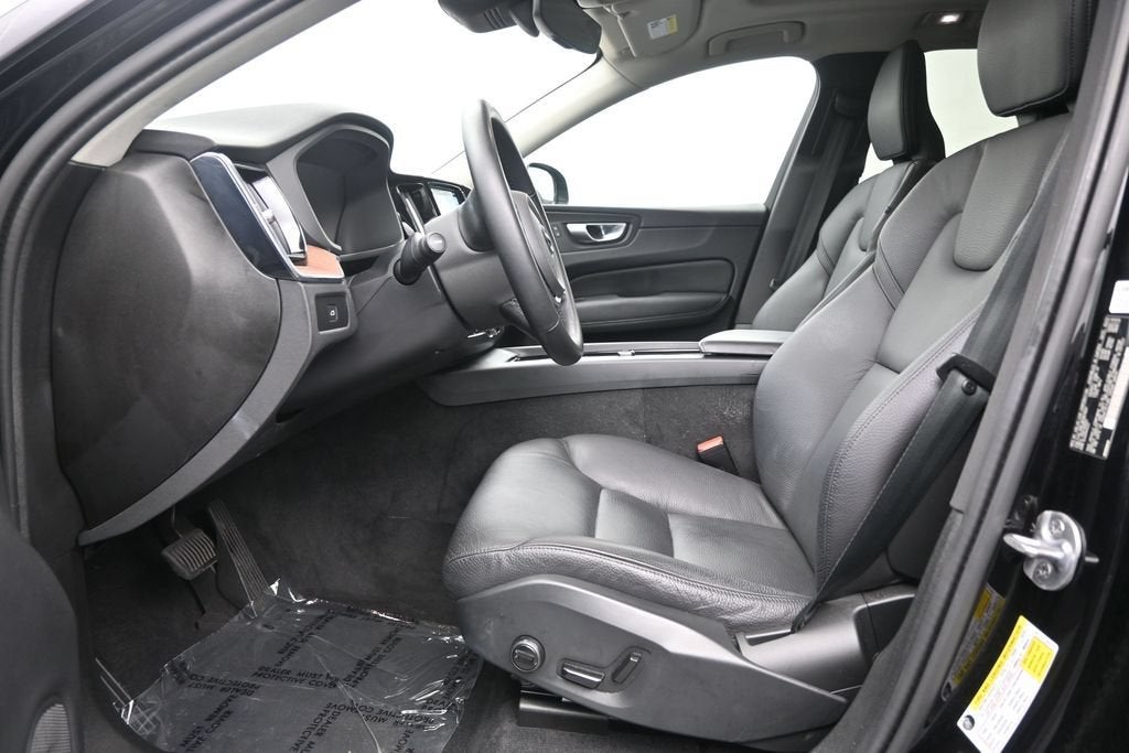 2024 Volvo XC60 Plus Dark Theme