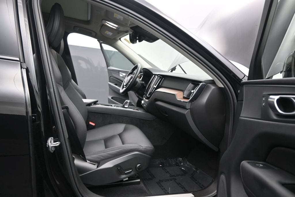 2024 Volvo XC60 Plus Dark Theme