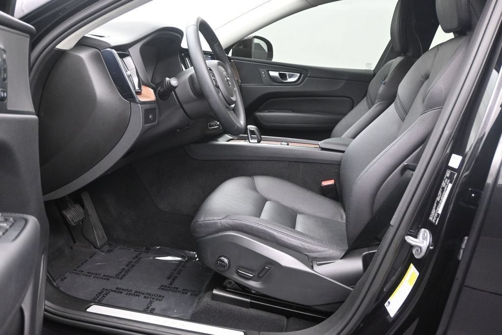 2024 Volvo XC60 B5 Plus Dark Theme