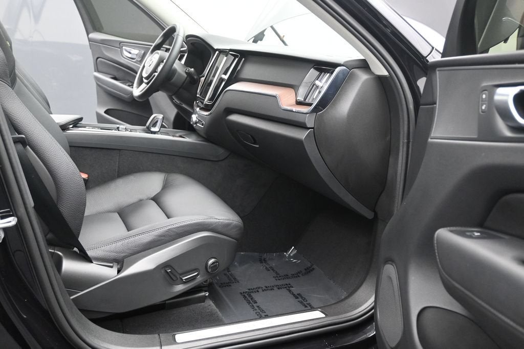 2024 Volvo XC60 B5 Plus Dark Theme