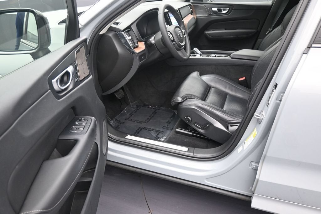 2024 Volvo XC60 B5 Ultimate Dark Theme