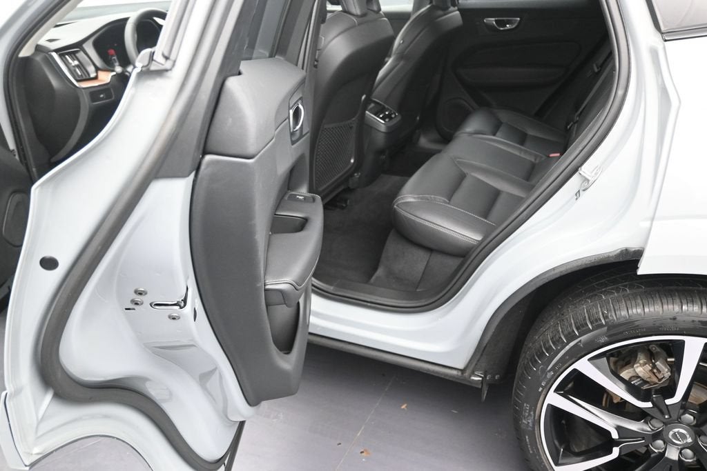 2024 Volvo XC60 B5 Ultimate Dark Theme