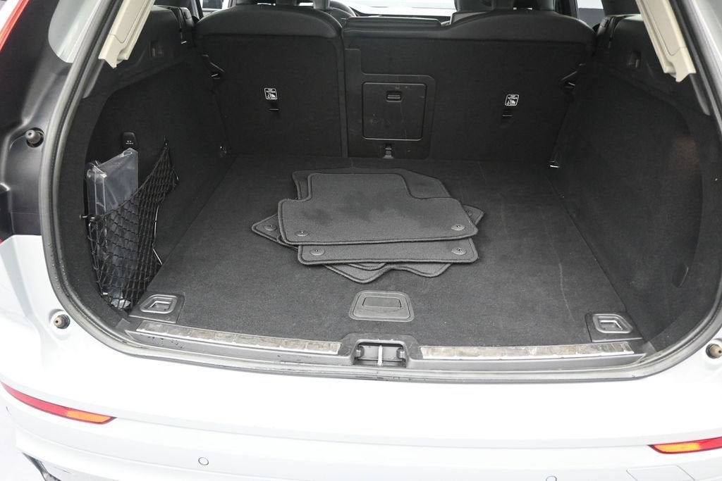 2024 Volvo XC60 B5 Ultimate Dark Theme