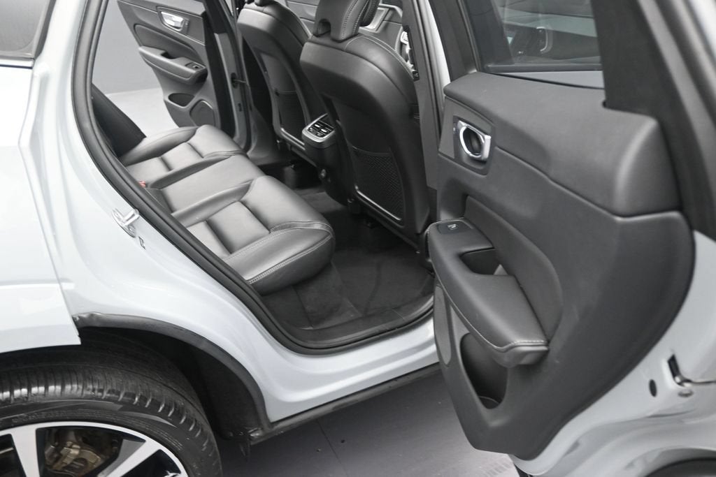 2024 Volvo XC60 B5 Ultimate Dark Theme