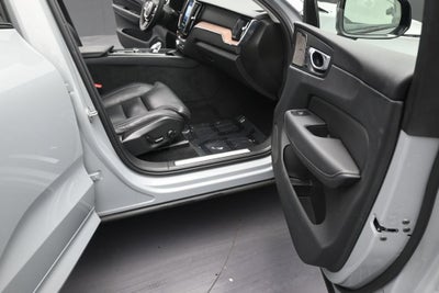 2024 Volvo XC60 B5 Ultimate Dark Theme