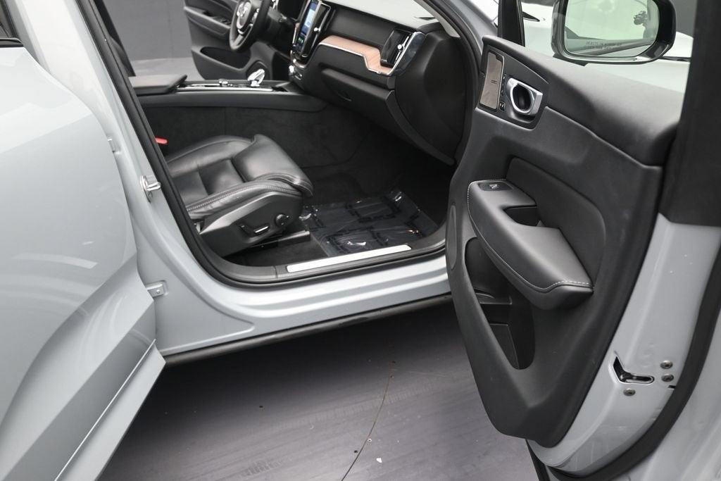 2024 Volvo XC60 B5 Ultimate Dark Theme