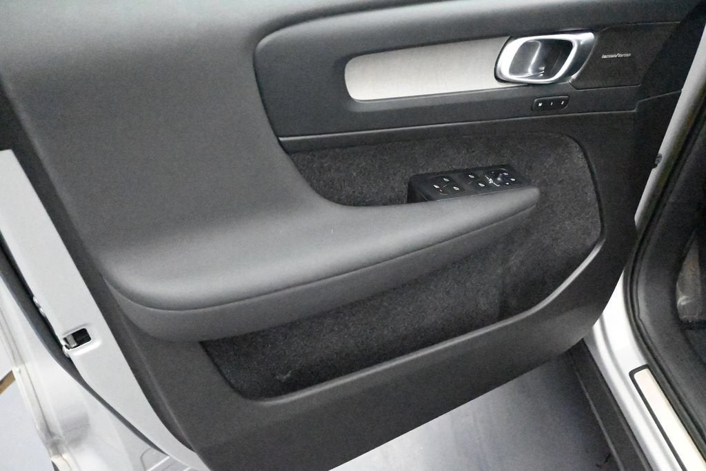 2023 Volvo XC40 Plus Bright Theme