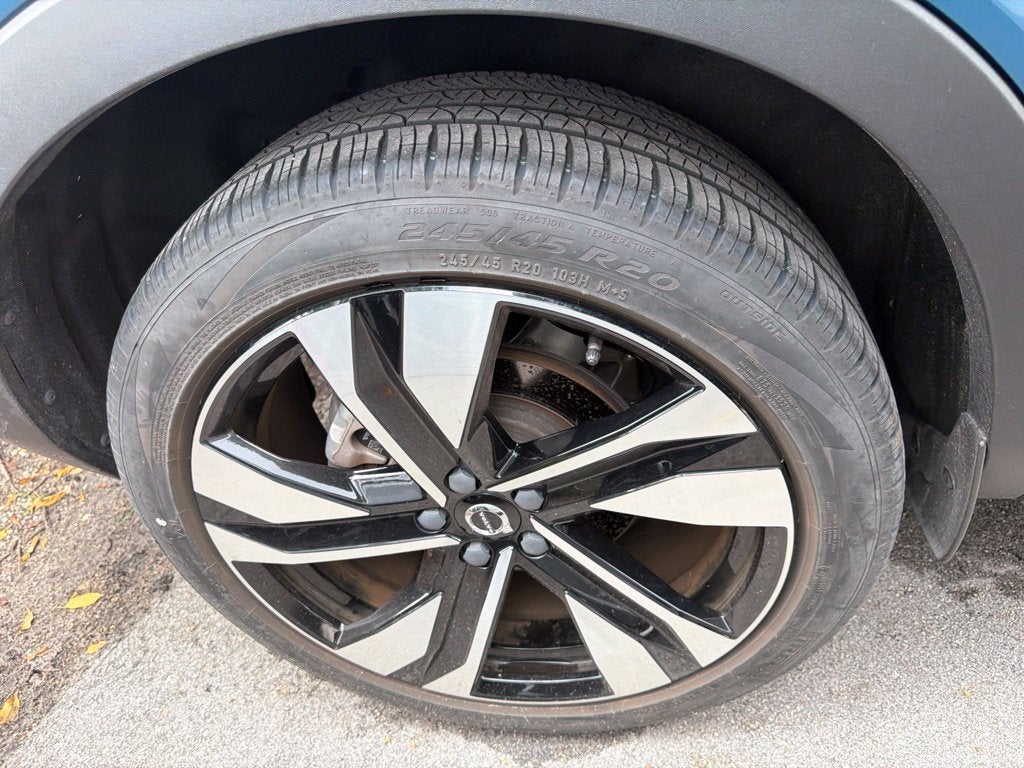 2024 Volvo XC40 Plus Dark Theme