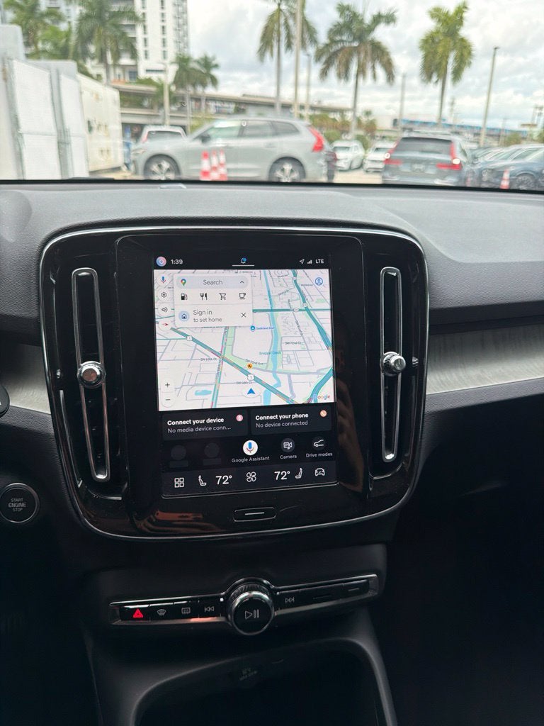 2024 Volvo XC40 Plus Dark Theme