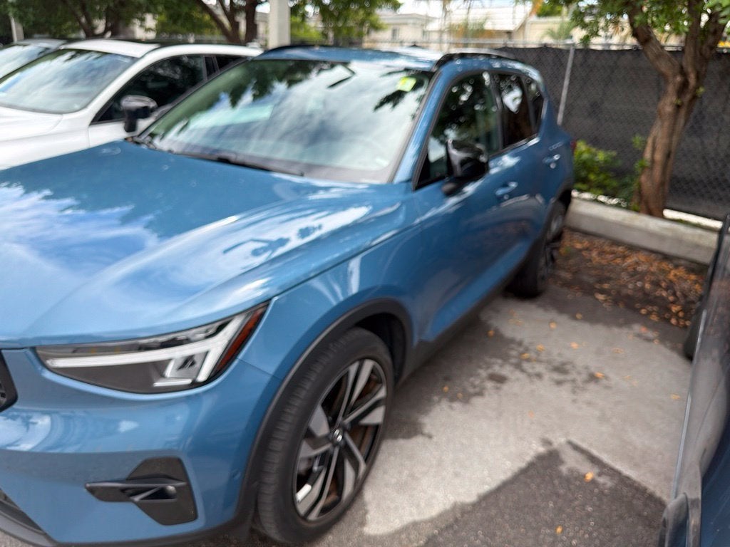 2024 Volvo XC40 Plus Dark Theme