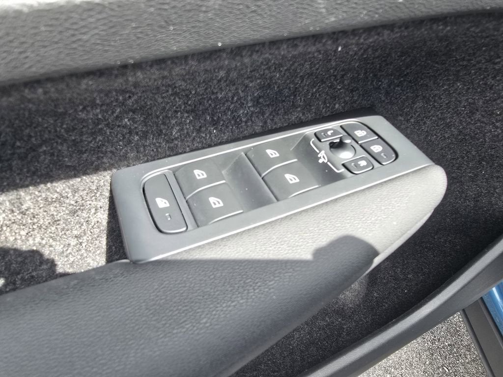 2023 Volvo XC40 Plus Bright Theme