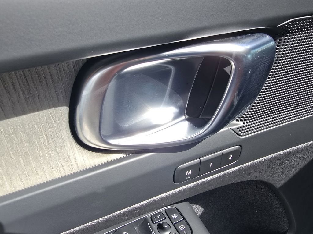 2023 Volvo XC40 Plus Bright Theme