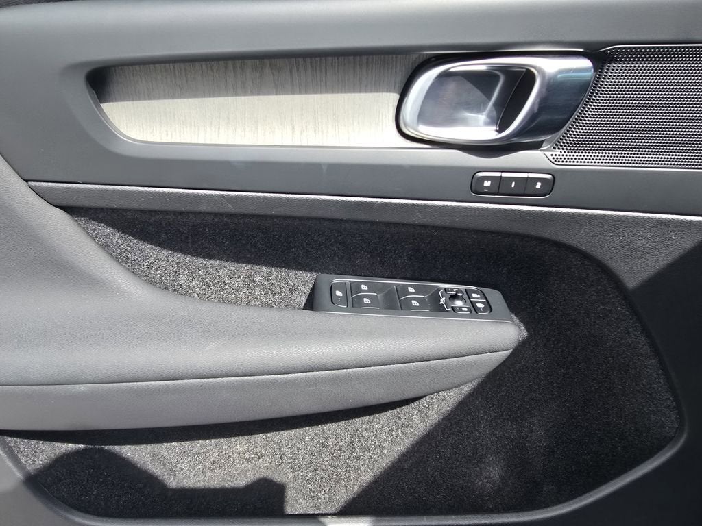 2023 Volvo XC40 Plus Bright Theme