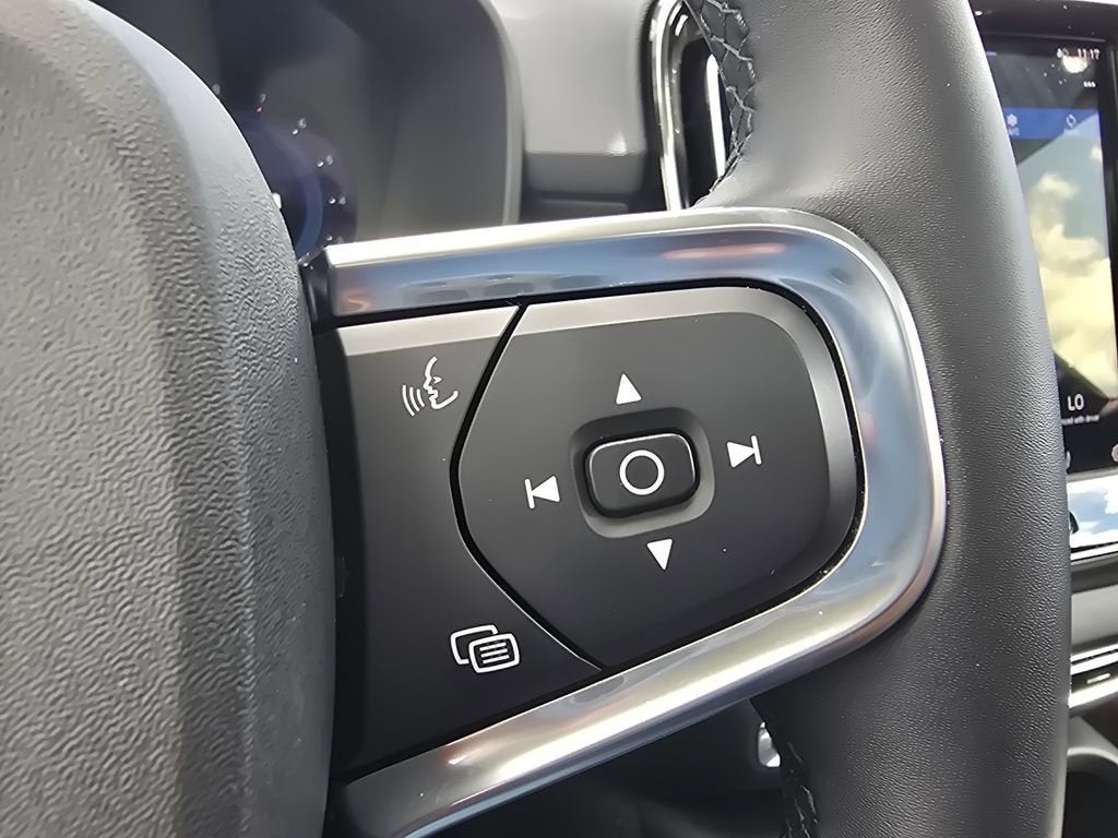 2023 Volvo XC40 Plus Bright Theme