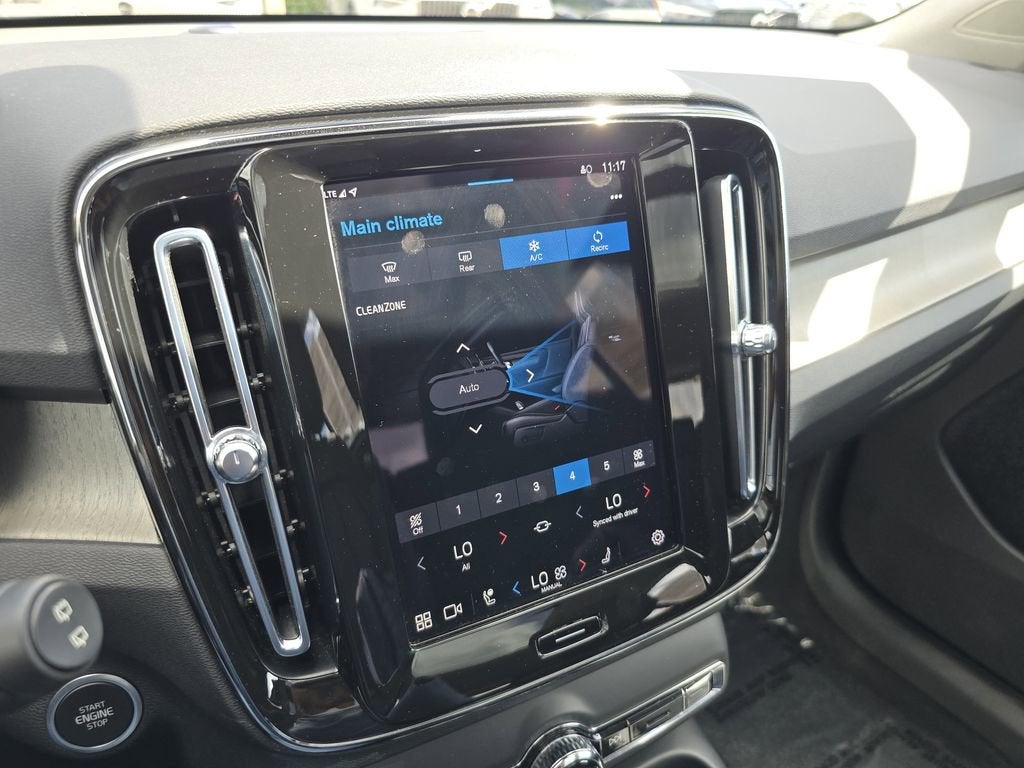2023 Volvo XC40 Plus Bright Theme