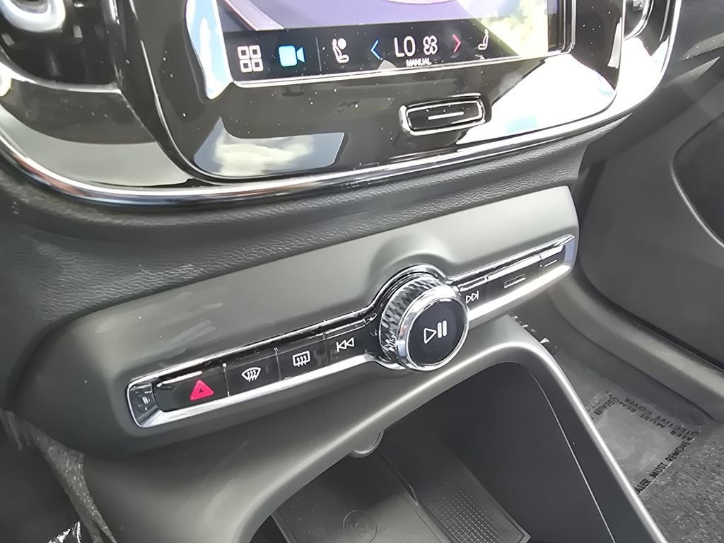 2023 Volvo XC40 Plus Bright Theme