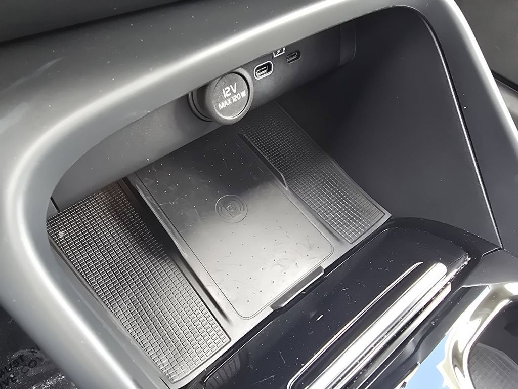 2023 Volvo XC40 Plus Bright Theme