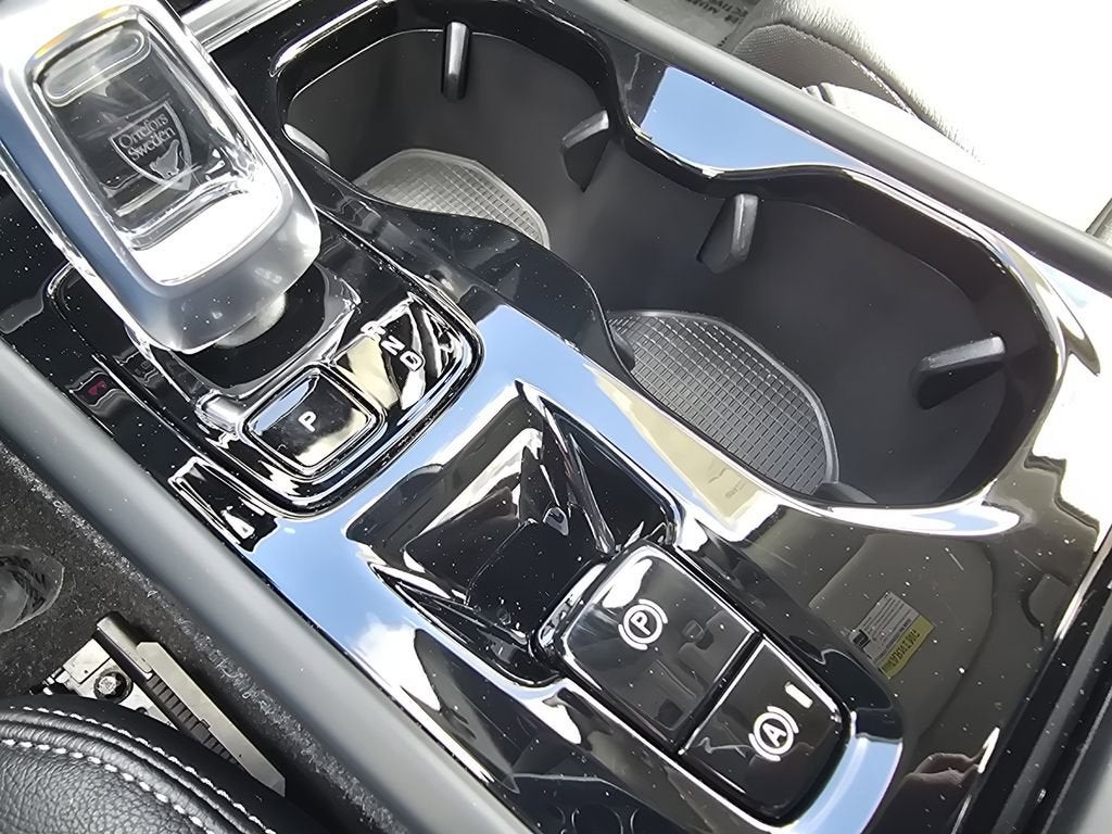 2023 Volvo XC40 Plus Bright Theme