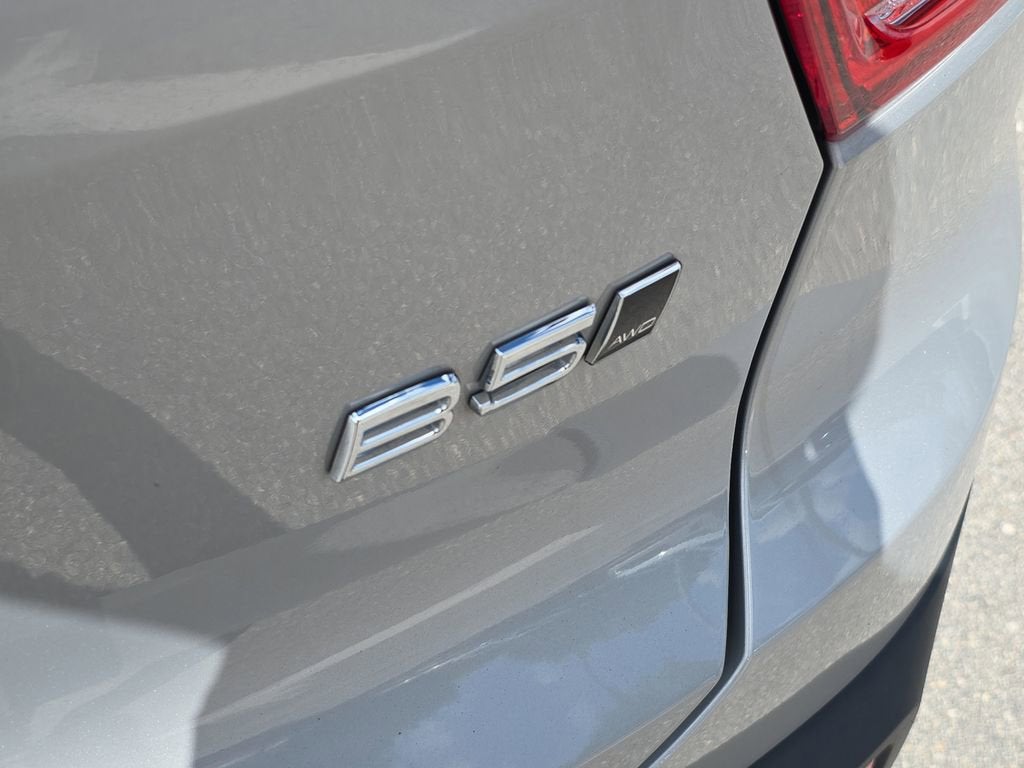 2023 Volvo XC40 Plus Bright Theme