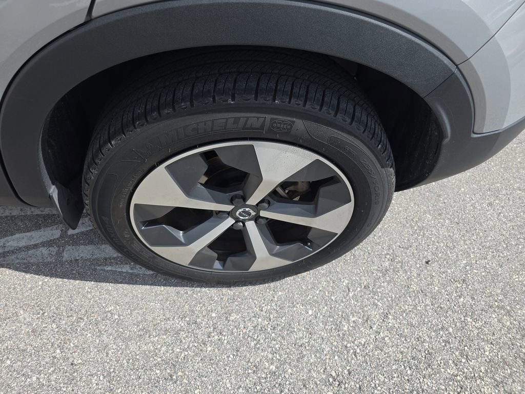 2023 Volvo XC40 Plus Bright Theme