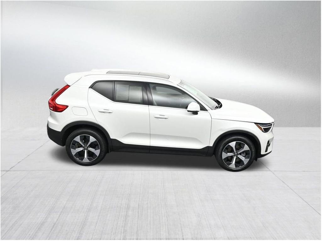 2023 Volvo XC40 Plus Bright Theme