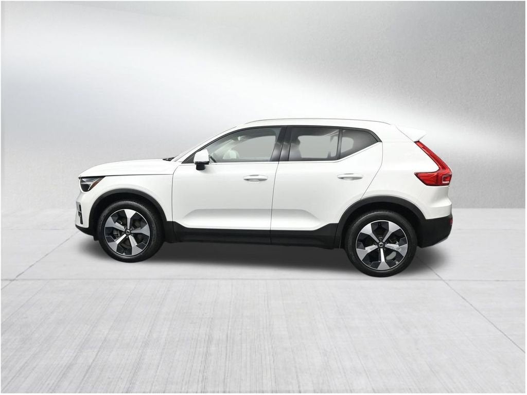 2023 Volvo XC40 Plus Bright Theme
