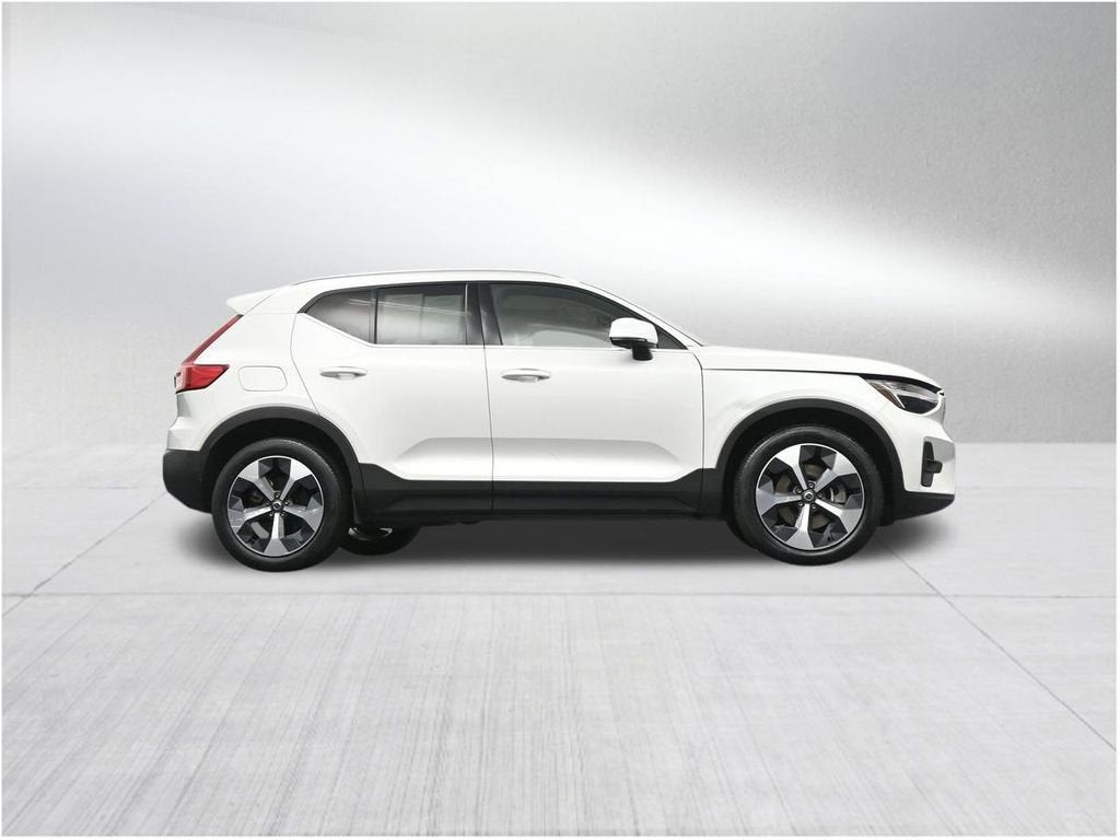 2023 Volvo XC40 Plus Bright Theme