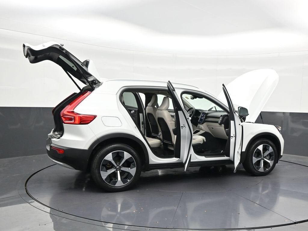 2023 Volvo XC40 Plus Bright Theme