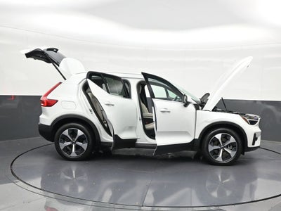2023 Volvo XC40 Plus Bright Theme