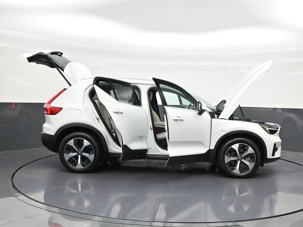 2023 Volvo XC40 Plus Bright Theme