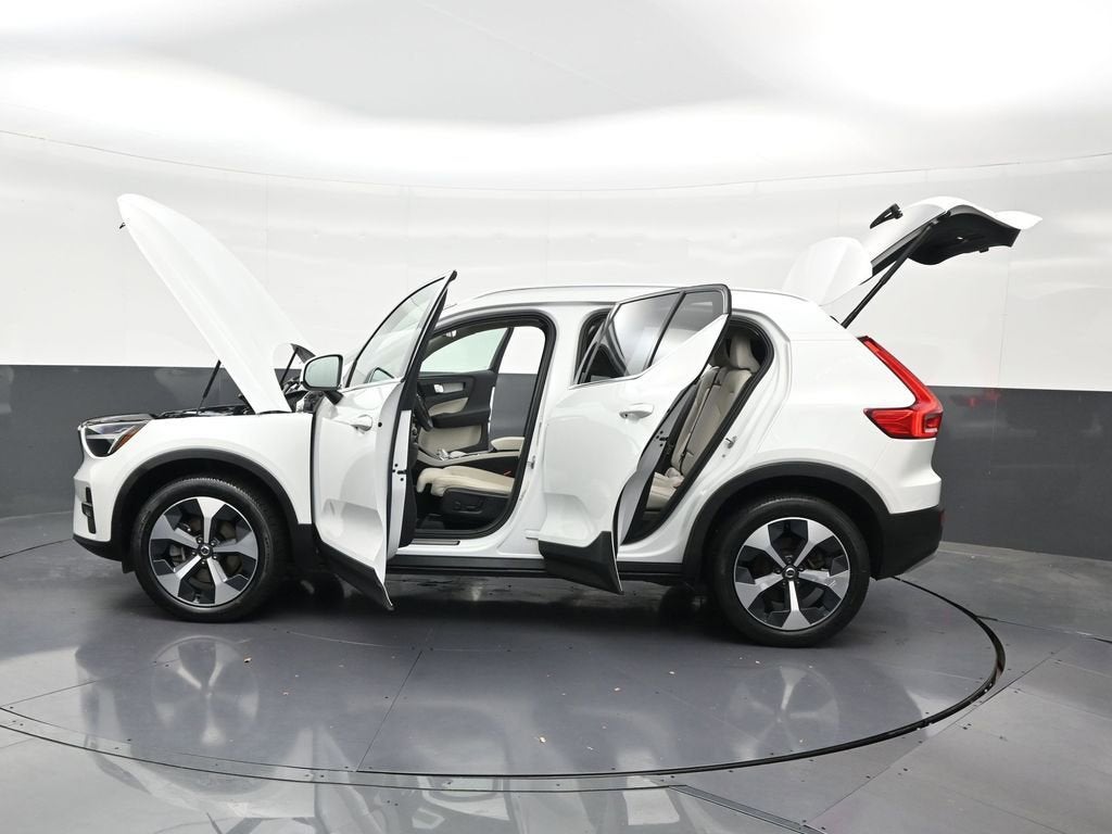 2023 Volvo XC40 Plus Bright Theme