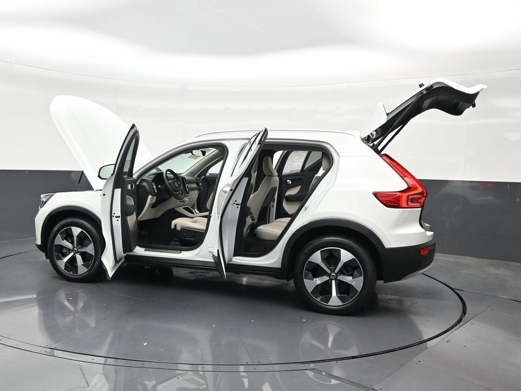 2023 Volvo XC40 Plus Bright Theme